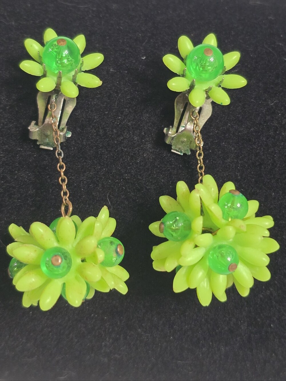 Vintage 60s Neon Green Floral Daisy Dangle Clip-On Kitschy Earrings - Picture 2 of 12